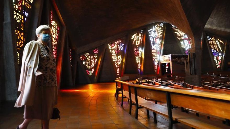 Una mujer accede a la Parroquia de Nuestra Señora de Guadalupe, en Madrid, este domingo. Primer domingo de celebraciones en templos católicos desde que el lunes pasado fuera posible asistir a lugares de culto a un tercio de su capacidad, pero con medidas de protección para evitar la propagación y contagio del coronavirus, como el uso obligatorio de mascarilla y la limitación de aforos para que los feligreses estén separados. Además, las pilas de agua bendita continuarán vacías y se ofrecerá gel desinfectante antes y después del culto; se evitarán los coros, reduciendo la música a un solo cantor; no se distribuirán hojas parroquiales ni ningún otro objeto, y el cestillo de la colecta no se pasará durante el ofertorio, sino a la salida de misa, entre otras medidas.