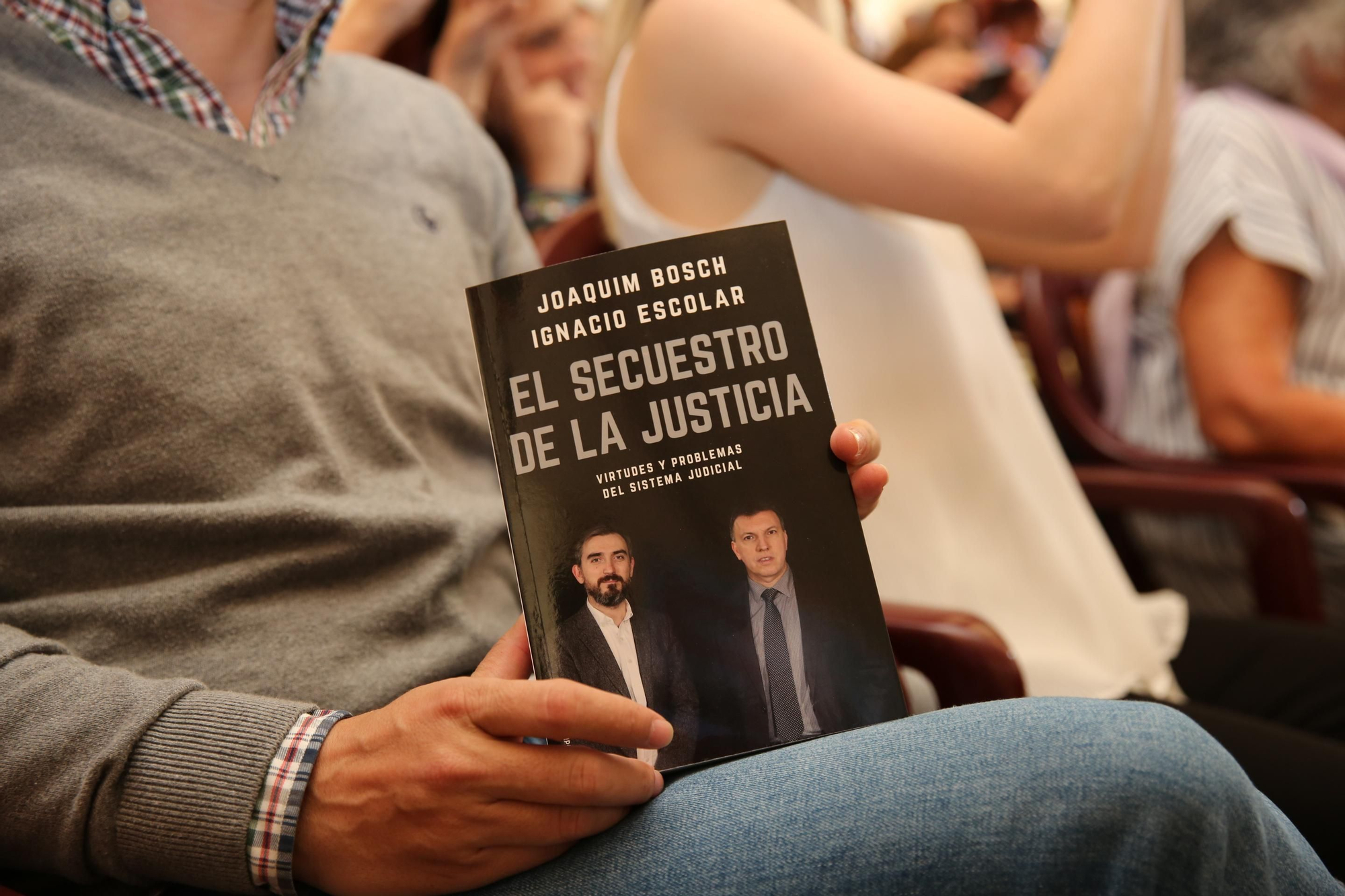 Ejemplar de 'El secuestro de la Justicia' en la Feria del Libro de Las Palmas de Gran Canaria. (Alejandro Ramos).
