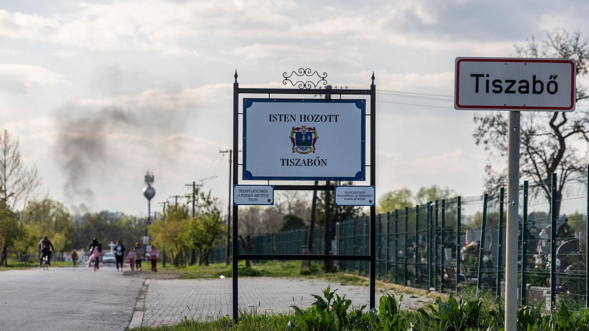 Imagen de la carretera de entrada al pueblo de Tiszabo, junto al cementerio local.