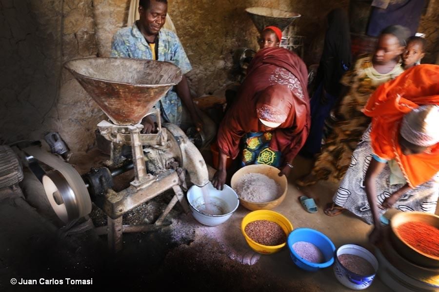 “Yo he tenido la oportunidad de ir a los pueblos donde están los ‘agentes de la malaria’ y ver cómo las mamás van con sus niños”, explica el Dr. Tharcisse. “La ventaja de este programa es que en esos pueblos, las mamás tiene un gran problema: se tienen que ocupar de los niños pero también del sustento de toda la familia, del trabajo en el campo. Así que cuando un niño cae enfermo, la duda que se plantea es: ¿debo ir al campo o debo ir al hospital? El PECADOM le da una solución: la mamá puede ir al campo, porque ya hay alguien en el pueblo que puede atender a su hijo. Irá a ver al ‘agente de malaria’, que atenderá al niño rápidamente y ella luego tendrá tiempo de ocuparse de las actividades del campo”.