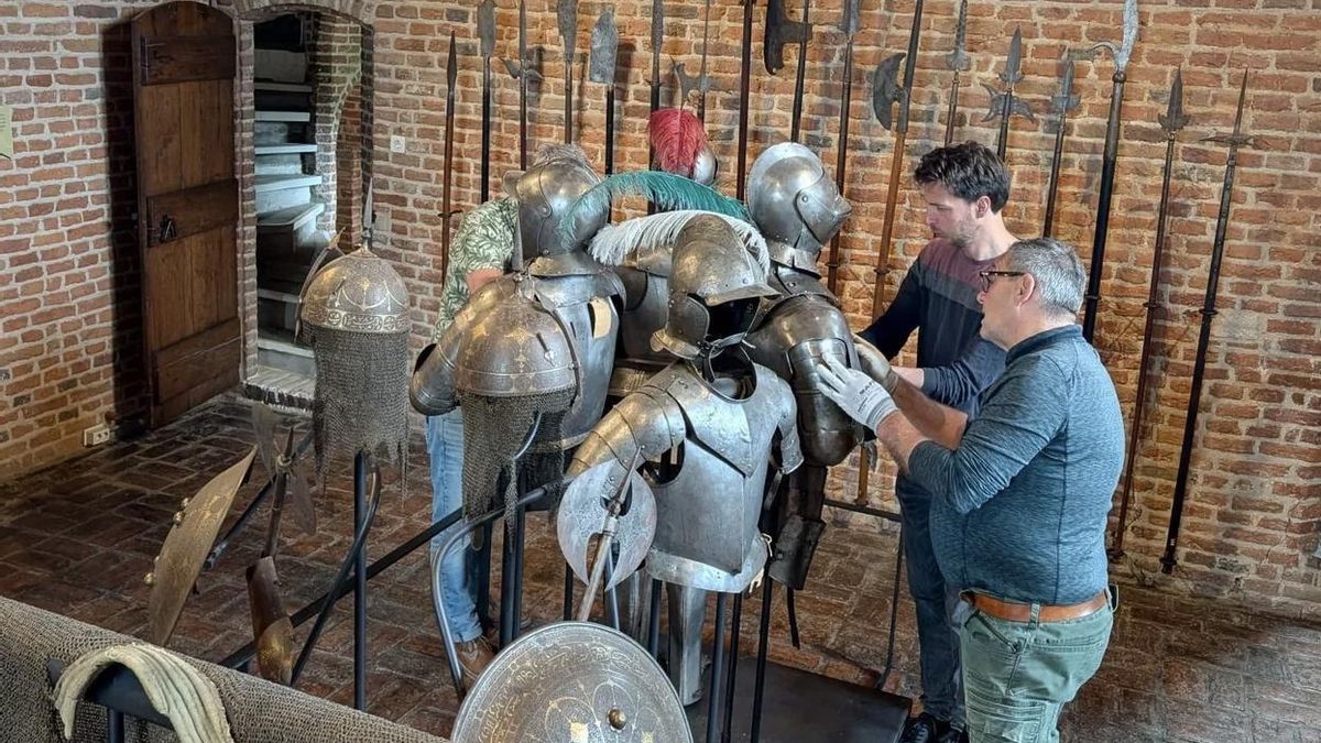 El castillo sorprende por su impresionante sala de armaduras, con una armería que conserva valiosas piezas de equipamiento militar medieval