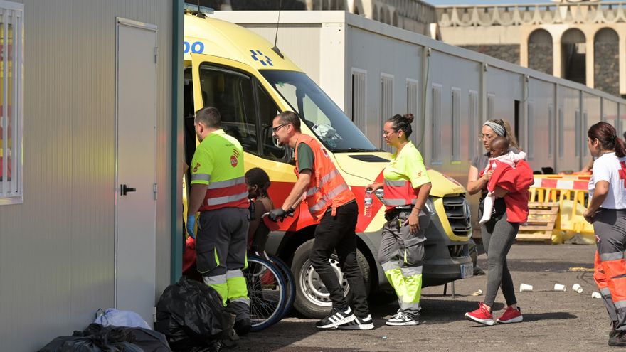 Archivo - Uno de los migrantes rescatados tras volcar un cayuco en el Puerto de la Restinga, a 28 de mayo de 2025, en El Hierro, Canarias (España).