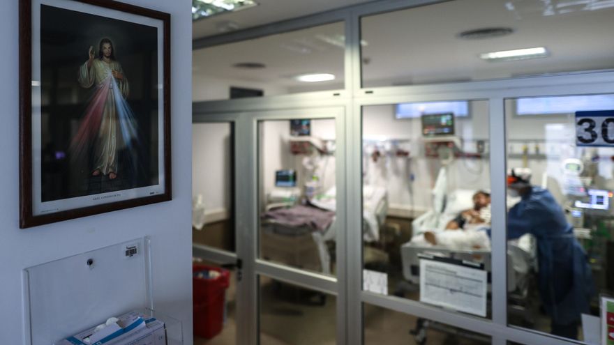 Médicos y enfermeros trabajan en una Unidad de Cuidados Intensivos, en el Hospital de la Provincia de Buenos Aires (Argentina), en una fotografía de archivo. EFE/ Juan Ignacio Roncoroni