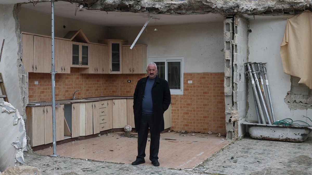 Fakhri Abu Diab, junto a los restos de la cocina de su casa, que fue demolida en 2024, el 3 de febrero de 2026.