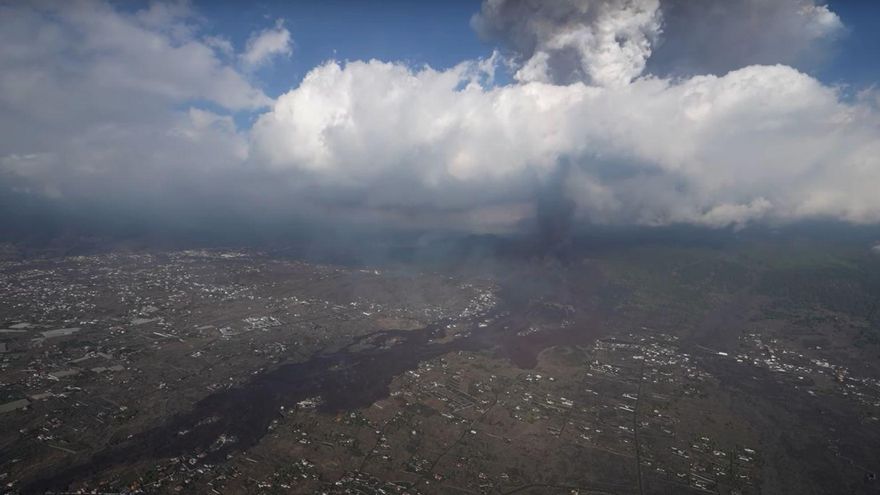 La colada de lava del volcán de La Palma en toda su extensión vista desde un helicóptero