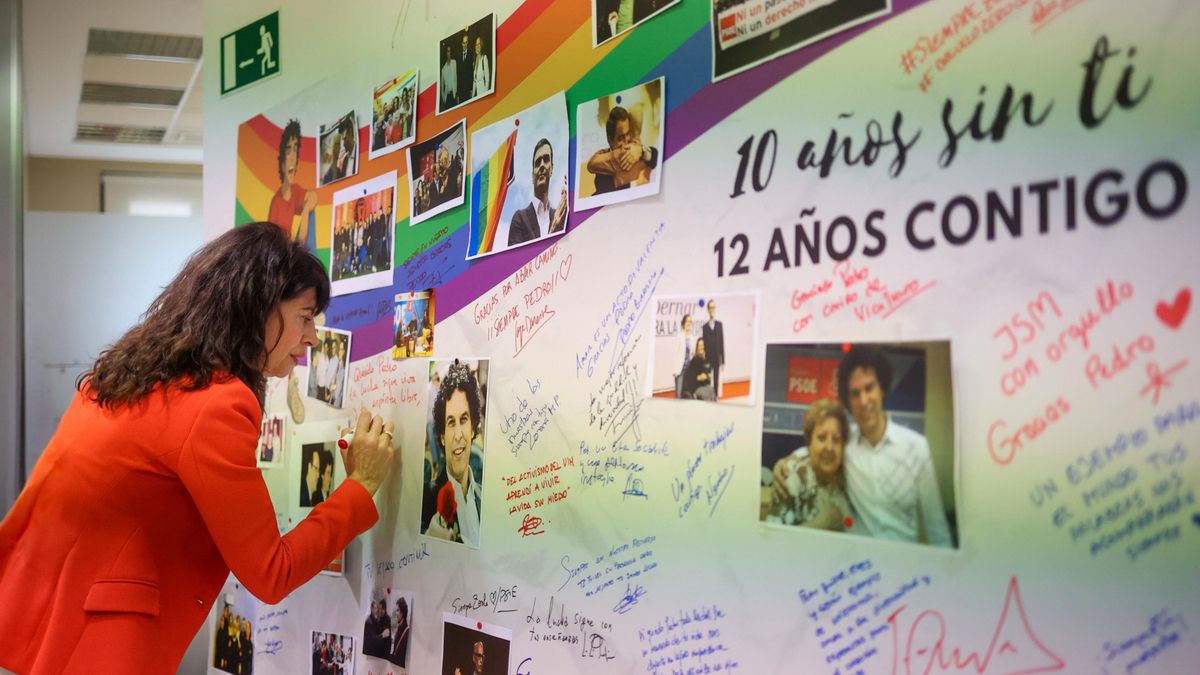 La ministra de Igualdad firma en el mural de recuerdo a Pedro Zerolo