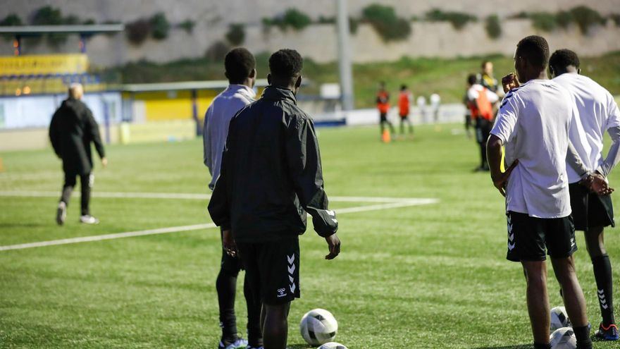 Los sueños de los niños migrantes en Canarias, frenados por la FIFA