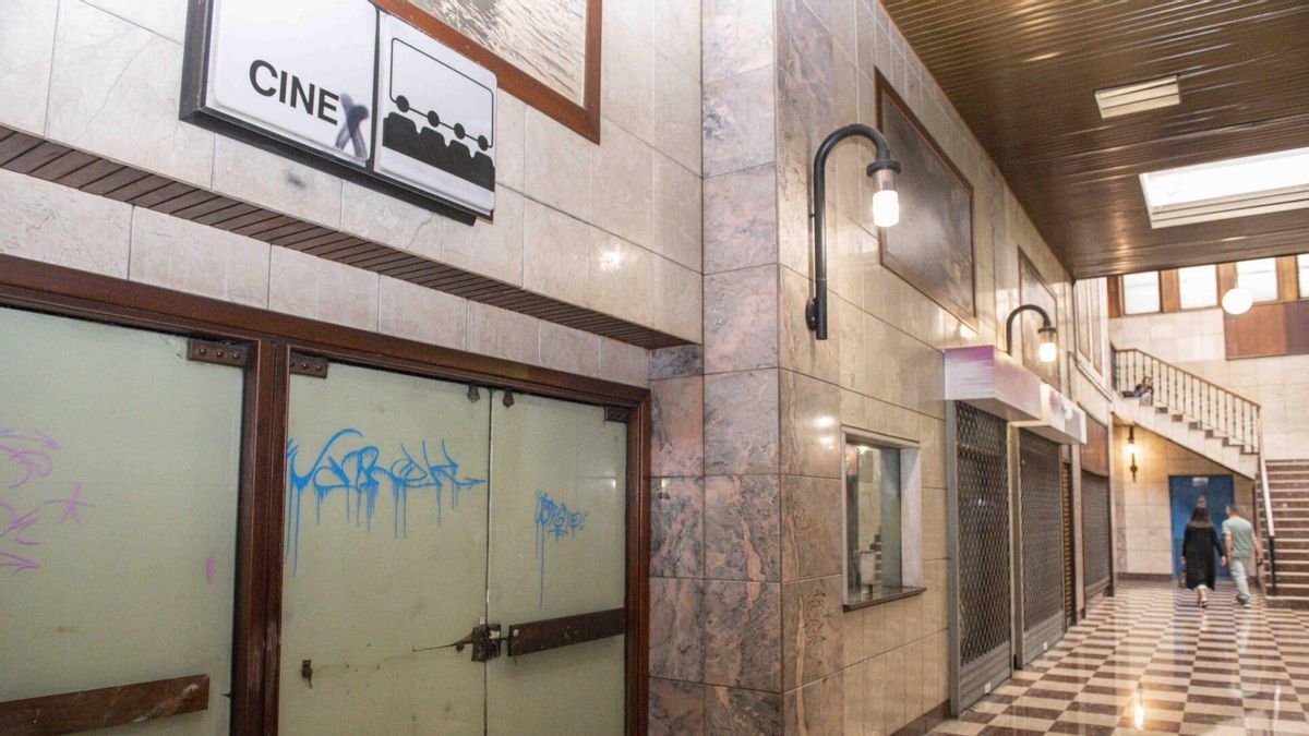 Entrada a los antiguos cines Pereda de Torrelavega por la galería comercial.
