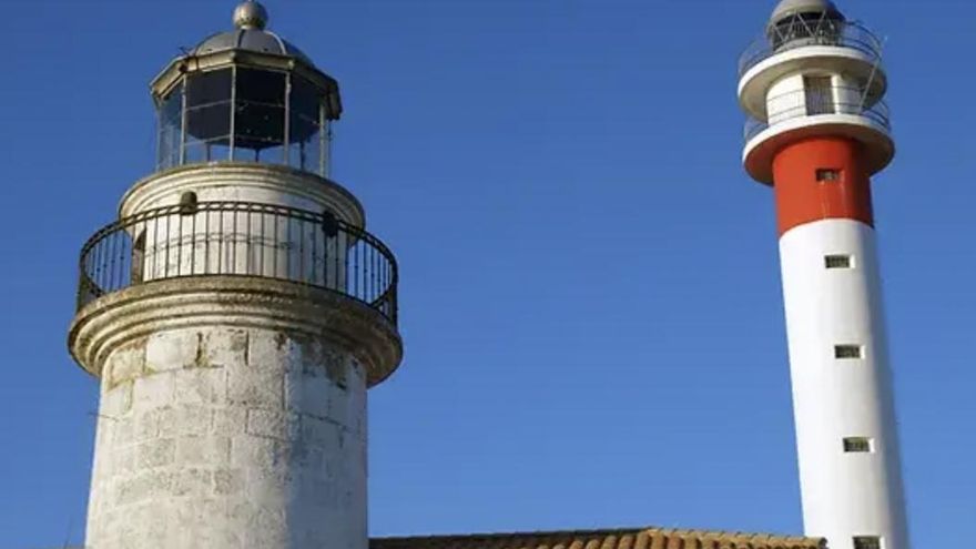 De diferentes etapas y alturas, en este pequeño pueblo marinero se pueden observar dos faros juntos