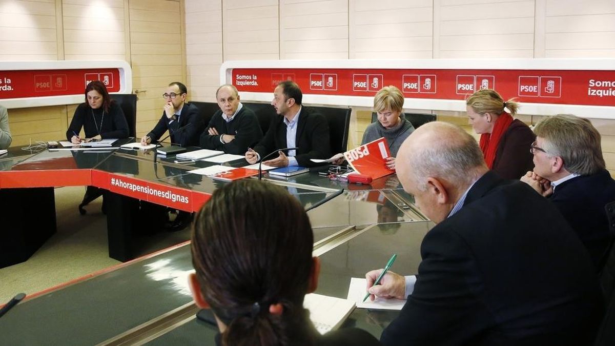 El PSOE se compromete con asociaciones policiales a apoyar la equiparación salarial entre distintos cuerpos