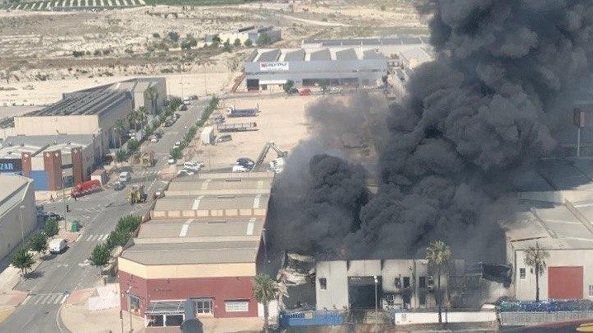 Fin del confinamiento para los vecinos del incendio en una nave industrial en Fortuna que provocó una nube tóxica