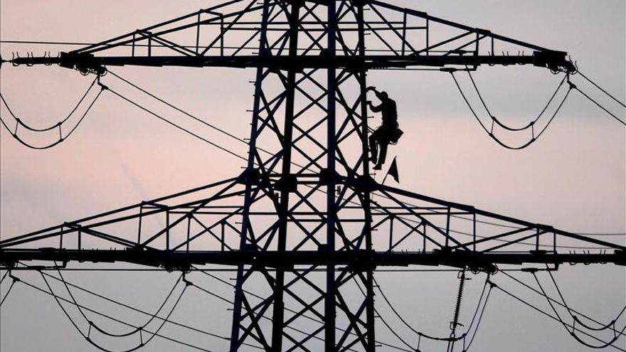 El primer paquete de medidas para el sector eléctrico entra mañana en vigor