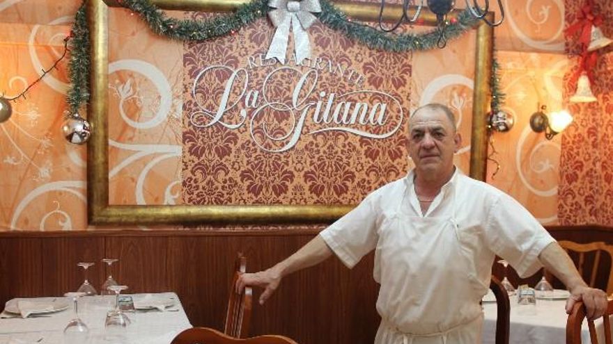 Álvaro García en un rincón del comedor de toda su vida. / C.J. Domínguez
