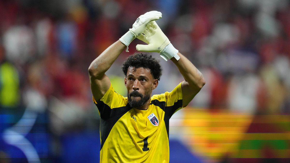 Vozinha agradece el apoyo del público tras mantener la portería a cero en el España-Cabo Verde.