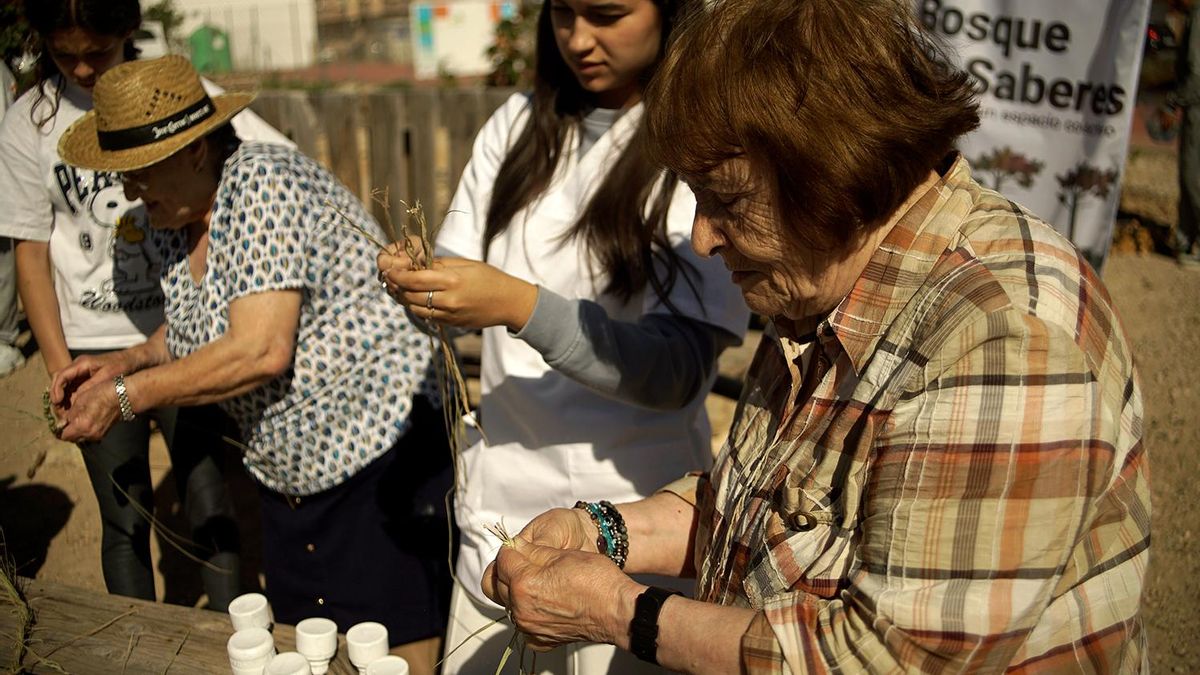 Un huerto urbano en un entorno rural: la plataforma artística AADK en Blanca planta un 'Bosque de Saberes'