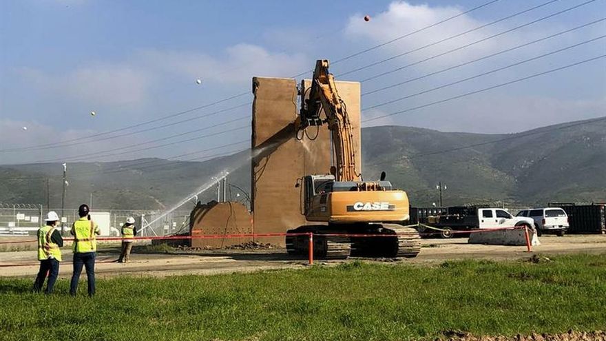 EE.UU. derriba los prototipos del muro fronterizo de Trump