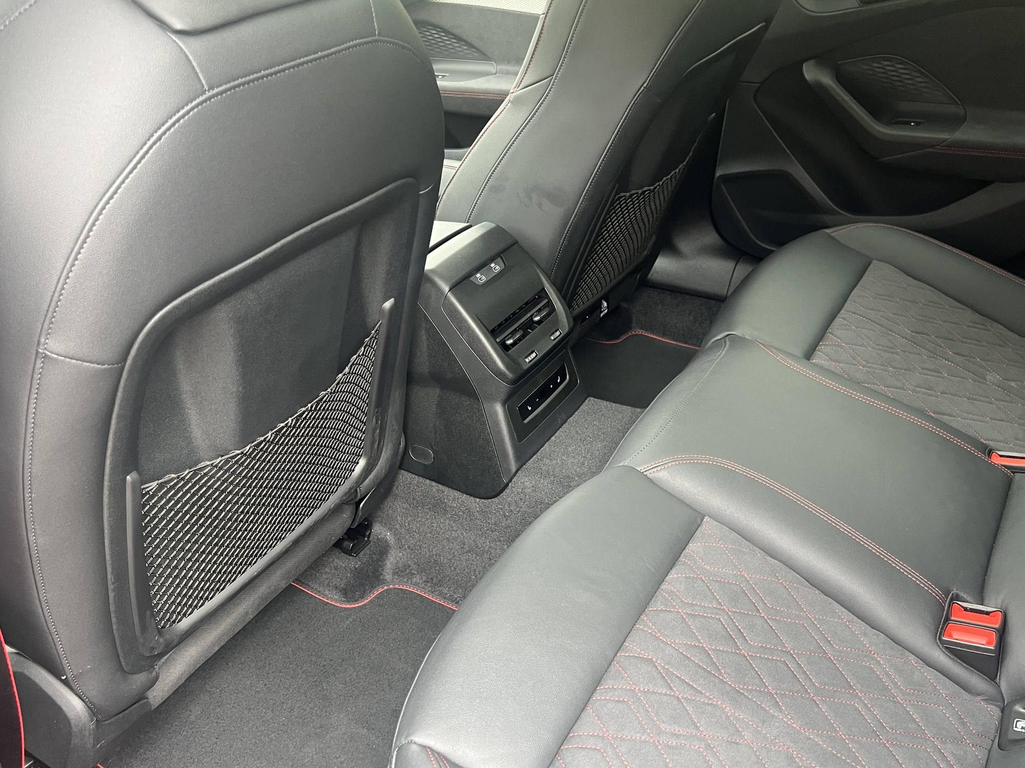 Las plazas traseras son amplias y cómodas salvo para el pasajero de la central.