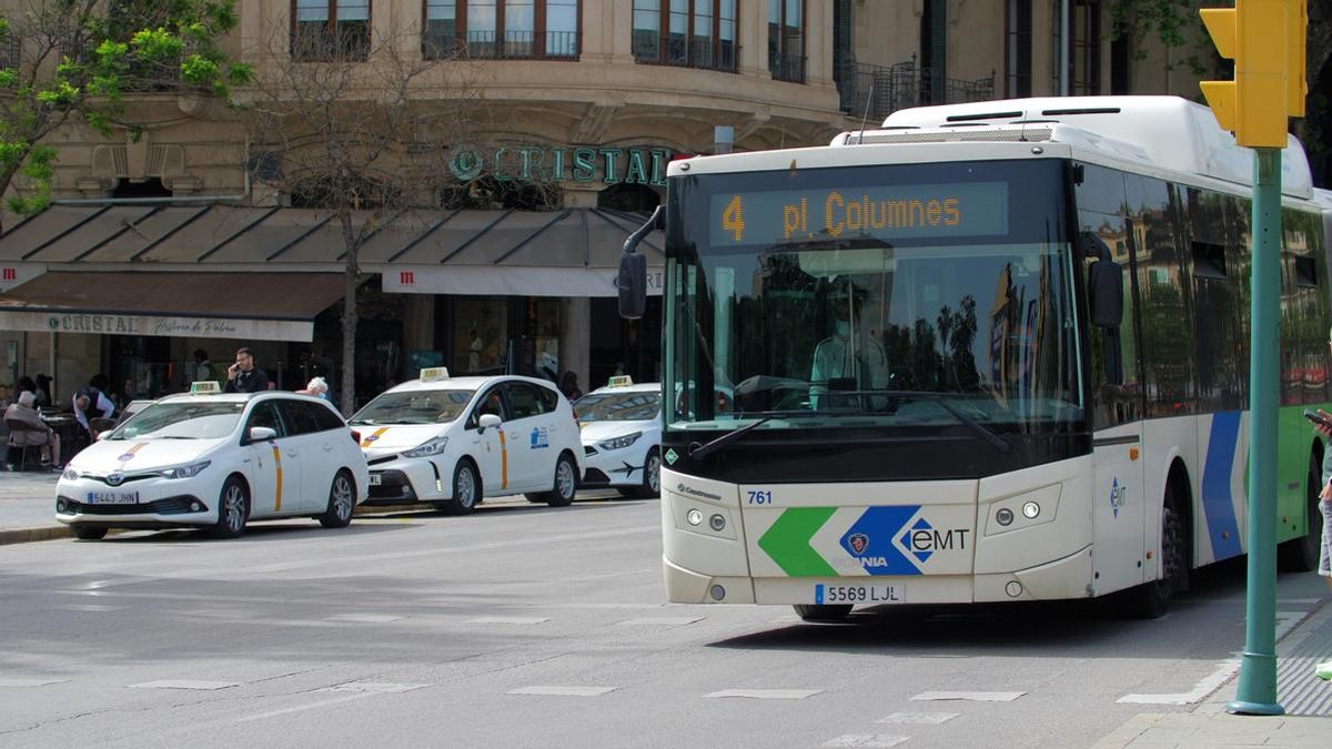 Primero los vecinos: el PSOE propone que los residentes suban antes que los turistas a los autobuses de la EMT de Palma