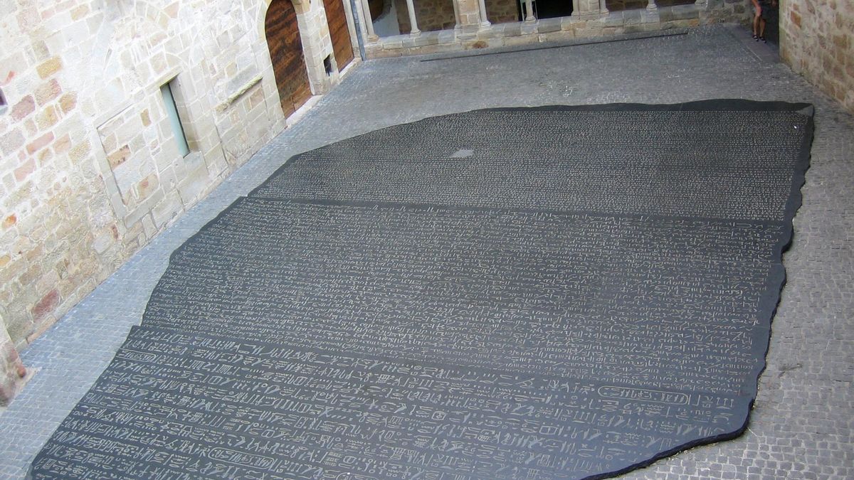 Copia gigante de la piedra de Rosetta creada por Joseph Kosuth en Figeac, Francia, lugar de nacimiento de Jean-François Champollion.