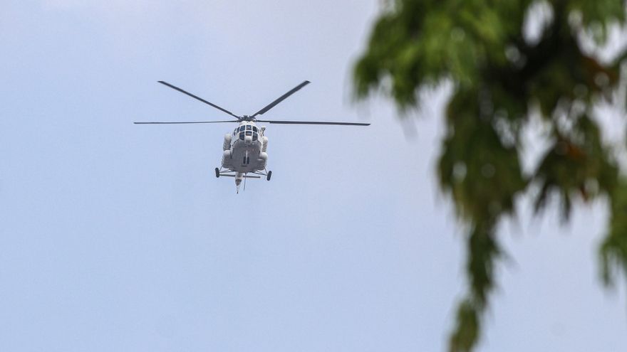 Un helicóptero durante las pruebas para la celebración del Día de la Independencia en Sri Lanka en 2022.