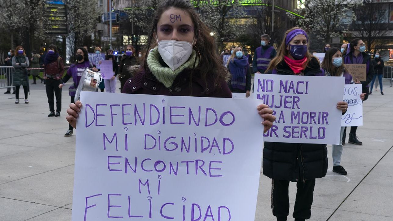 Unas 300 personas han asistido a la concentración feminista en Santander con motivo del 8M.