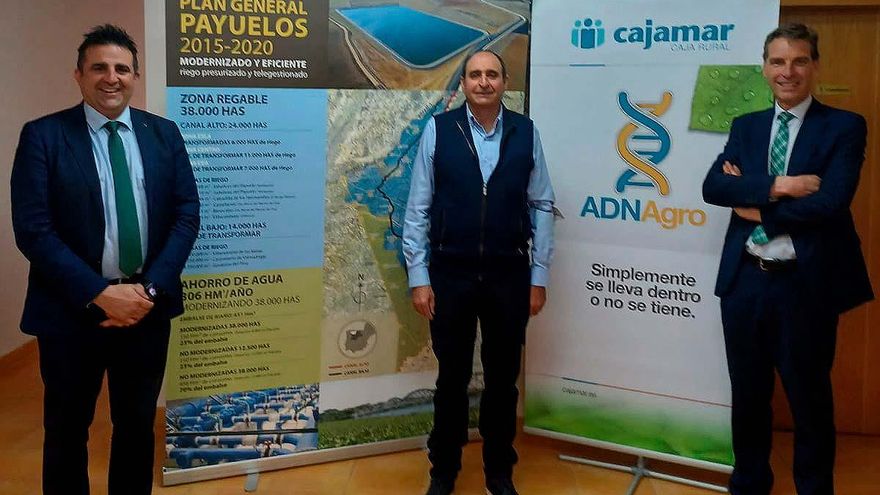 Firma del convenio entre Cajamar y la Comunidad de Regantes Los Payuelos.
