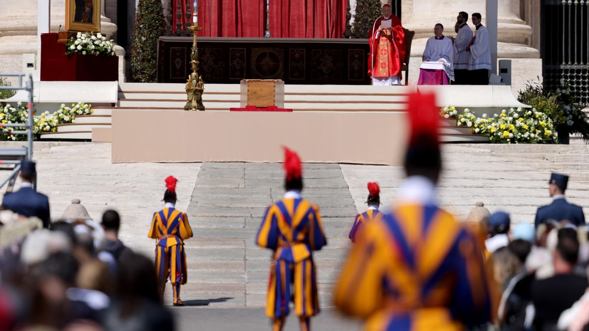 El decano del Colegio Cardenalicio, Giovanni Battista Re, de 91 años, habla durante la misa funeral. Re fue el cardenal encargado de organizar el último cónclave, el de 2013, en el que se eligió a Bergoglio, pero no votará en esta ocasión por tener más de 80 años.