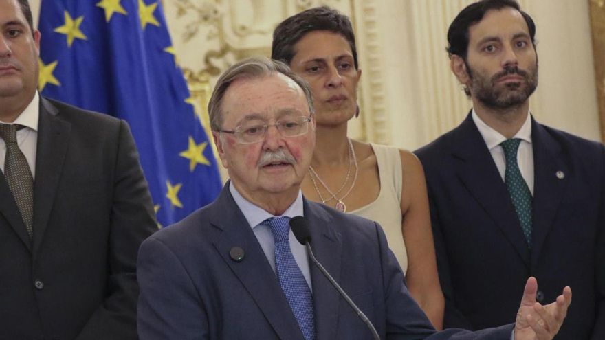 El presidente de la Ciudad Autónoma de Ceuta, Juan Jesús Vivas, en compañía de varios miembros del ejecutivo, comparece ante los medios este mes de agosto. EFE/Reduan