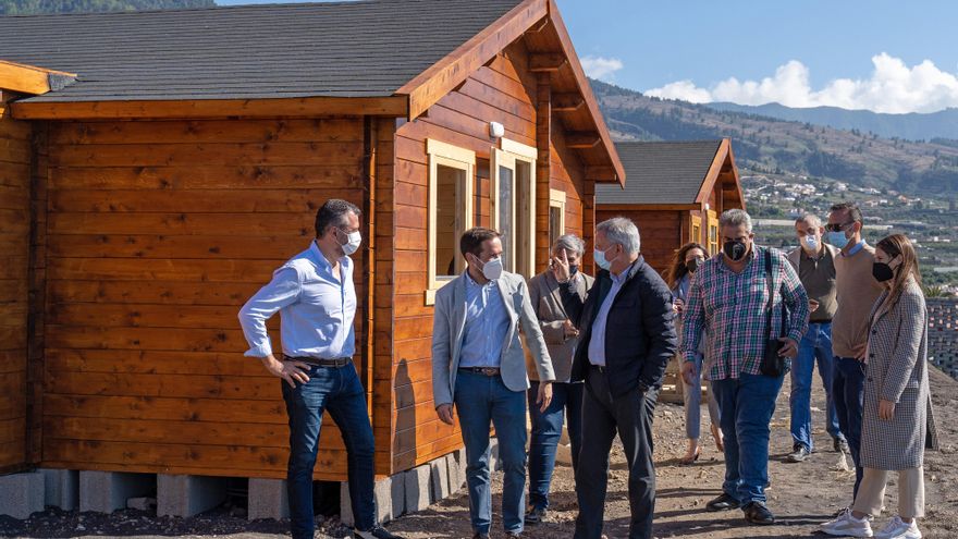 El consejero de Obras, Vivienda y Transporte del Gobierno de Canarias, Sebastián Franquis, en el centro de la imagen y con chaqueta oscura, en un acto en La Palma