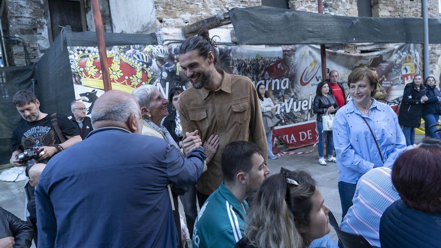 Oliver Laxe celebra el triunfo en Cannes con el preestreno de 'Sirat' en su aldea de la montaña gallega