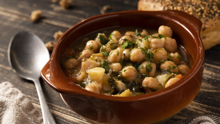 Garbanzos con espinacas y huevo: cómo hacer este plato tradicional y saludable