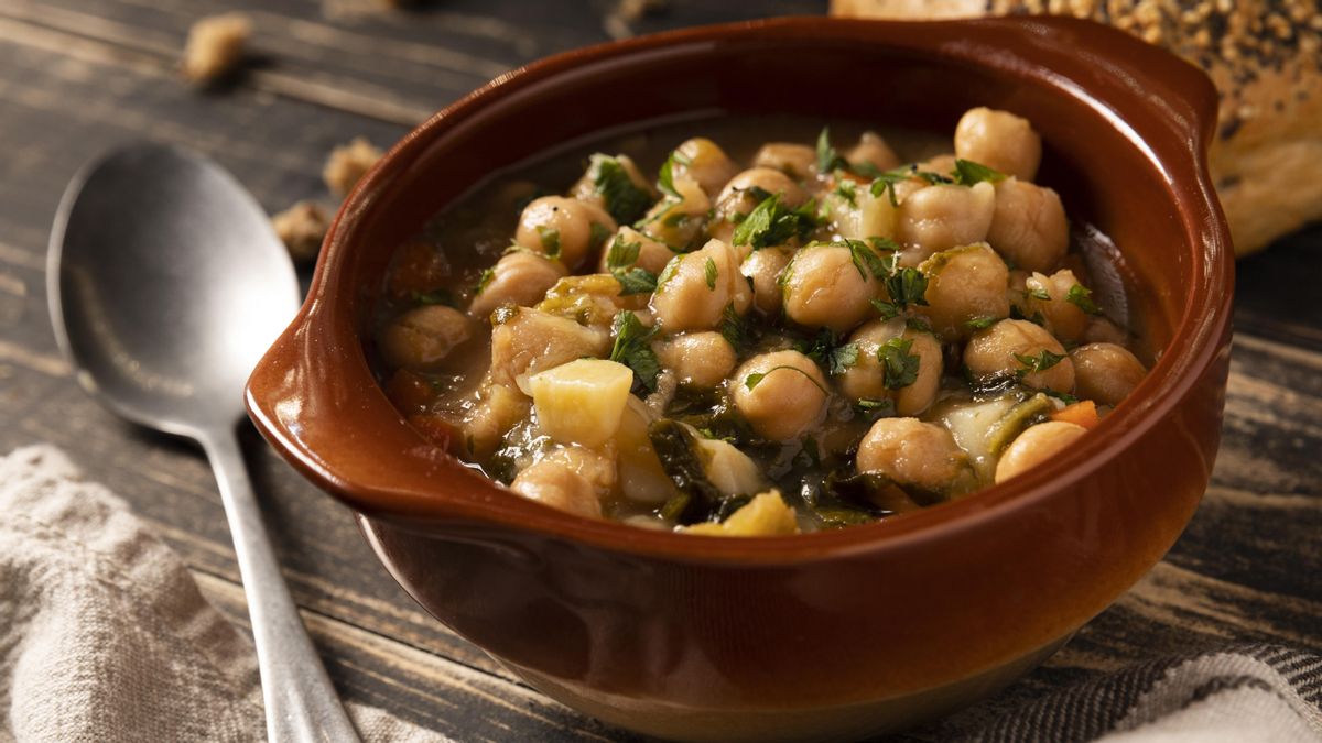 Garbanzos con espinacas y huevo: cómo hacer este plato tradicional y saludable
