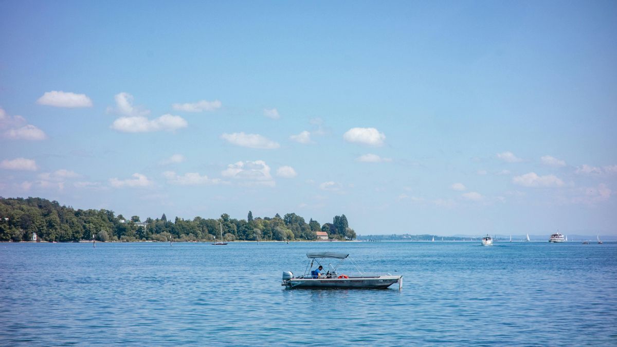Las aguas tranquilas del lago son ideales para practicar deportes acuáticos como el esquí, el piragüismo o simplemente navegar