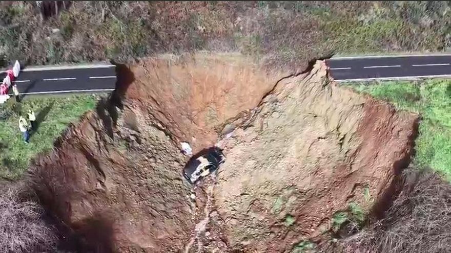 El socavón en una carretera de Cáceres en el que ha caído un coche, a vista de dron