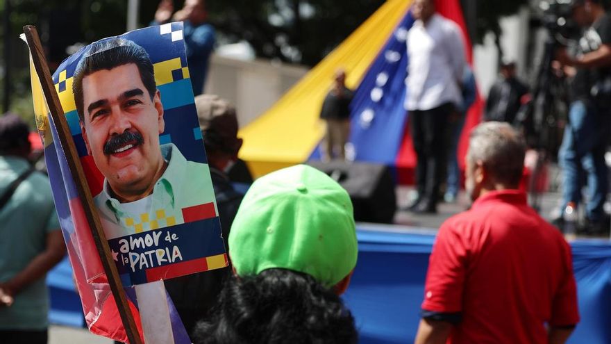 Una simpatizante del oficialismo sostiene un cartel con la imagen del presidente de Venezuela, Nicolás Maduro, este sábado en Caracas