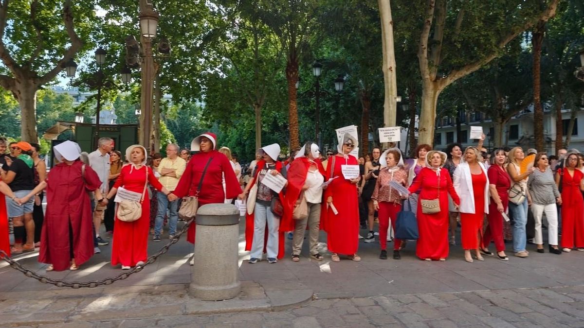 Las manifestantes han formado una cadena ante la fachada del Ayuntamiento de Sevilla.