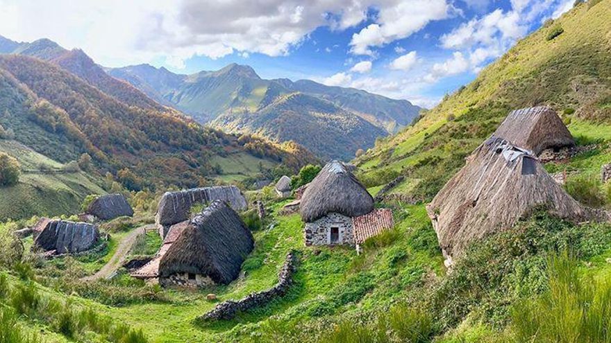 Una ruta de senderismo no muy difícil que puedes hacer en Asturias y que te lleva a cabañas de arquitectura vaqueira