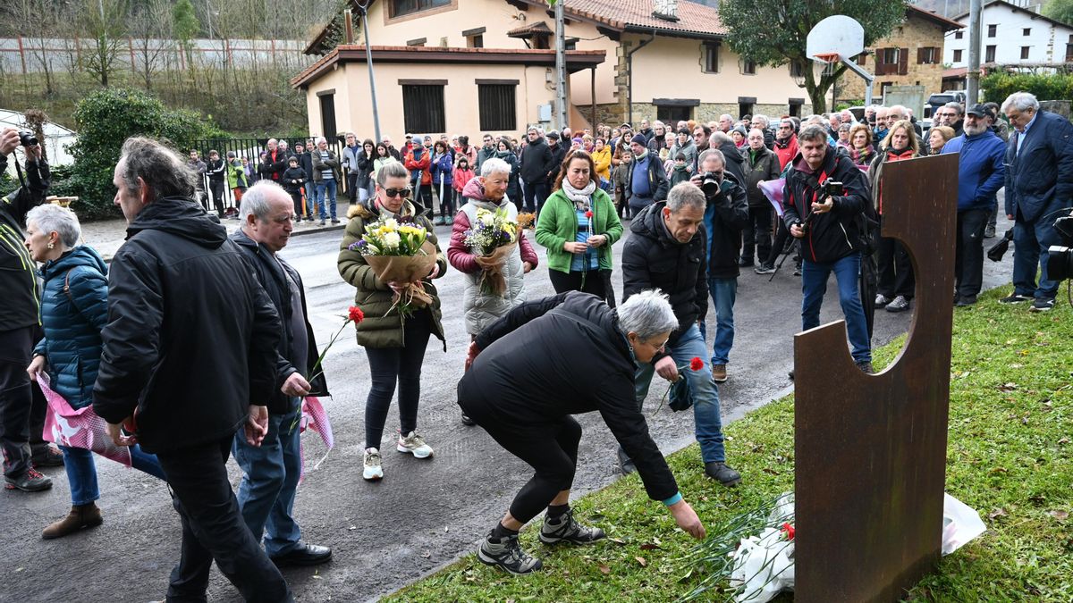 Cientos de personas recuerdan a los dos trabajadores fallecidos en el vertedero de Zaldibar cinco años después de su derrumbe