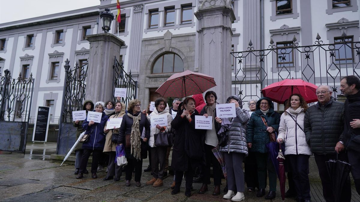 Víctimas de Angrois se concentran tras la absolución del exdirector de seguridad de Adif: "Es el más responsable"