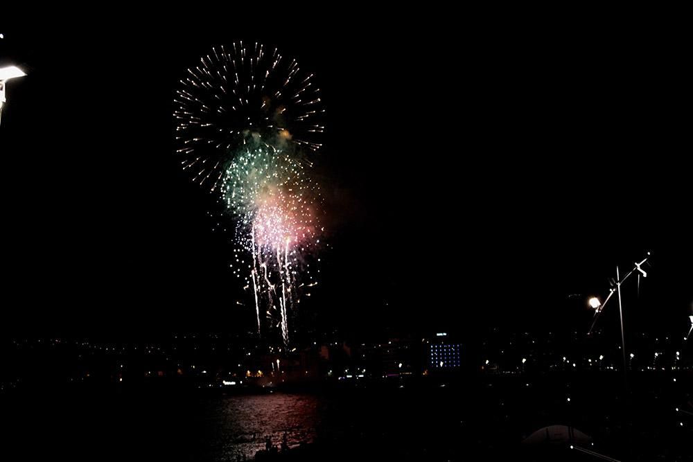Fuegos artificiales durante la noche de San Juan en la capital grancanaria. (Foto: Cirenia Vico).
