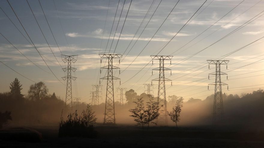 Imagen de archivo de unas torres eléctricas al amanecer . EFE/ Kim Ludbrook