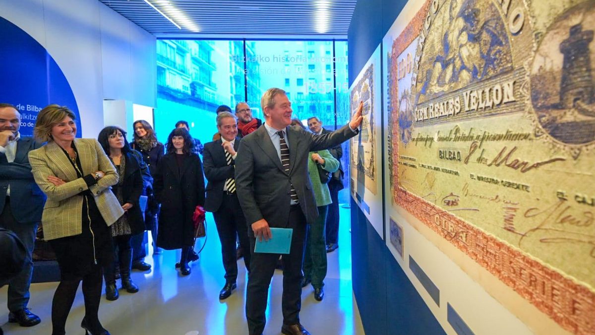 El consejero de Cultura y Política Lingüística, Bingen Zupiria, junto a una reproducción de unos billetes de cien reales de vellón emitidos por el Banco de Bilbao