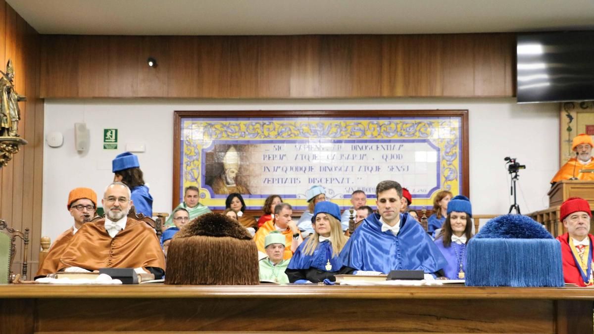 César de la Fuente y Sergio Boixo reivindican más inversión en ciencia durante su investidura como Honoris Causa