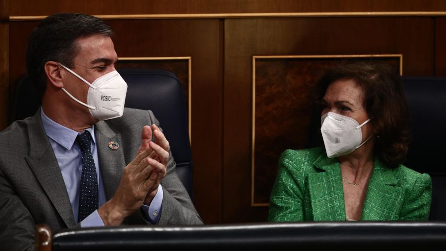 Pedro Sánchez y Carmen Calvo durante la sesión de control al Gobierno
