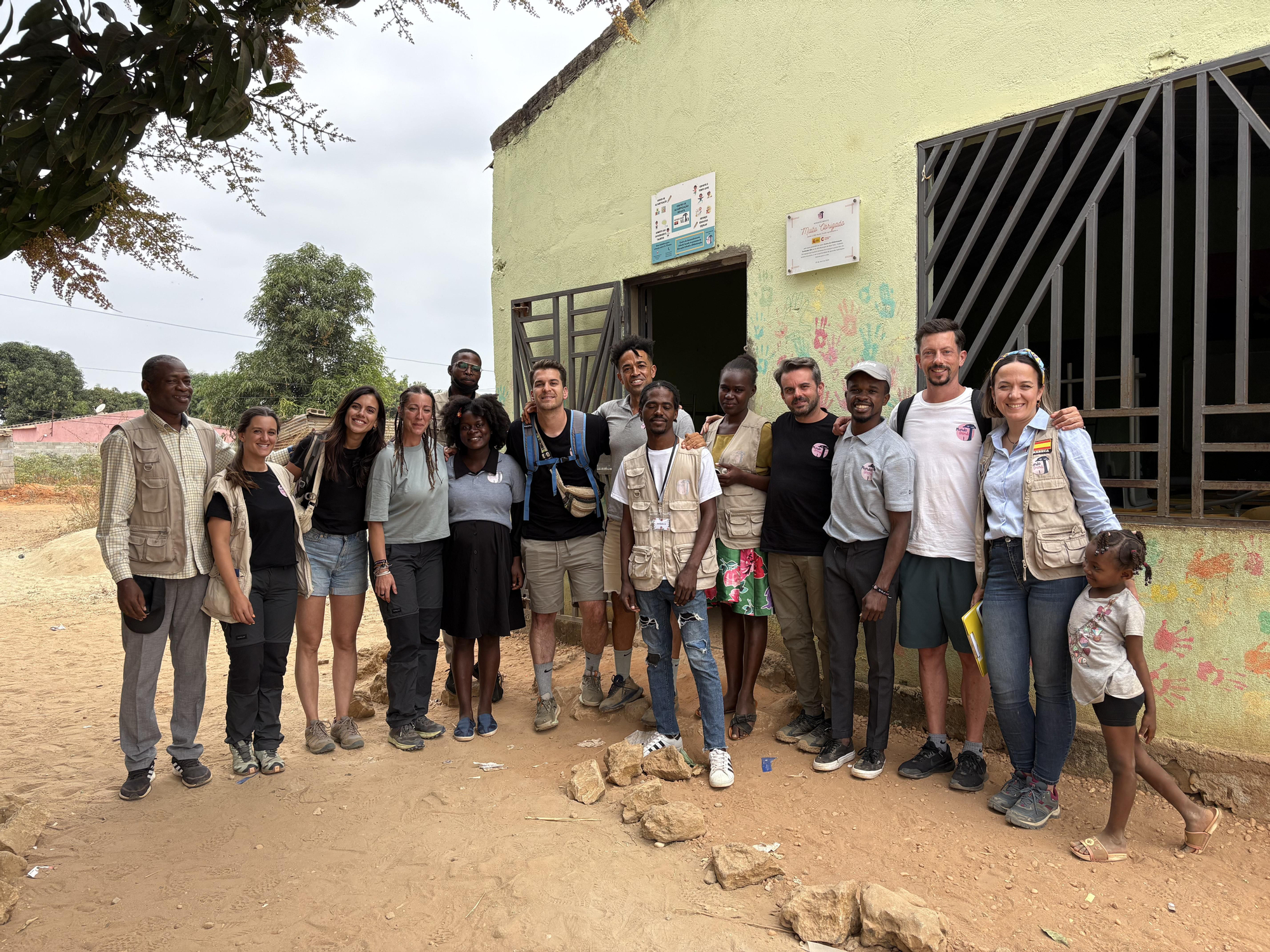 El equipo pedagógico de Mundo Orenda, junto a docentes locales y voluntarios, durante el campus educativo organizado este verano