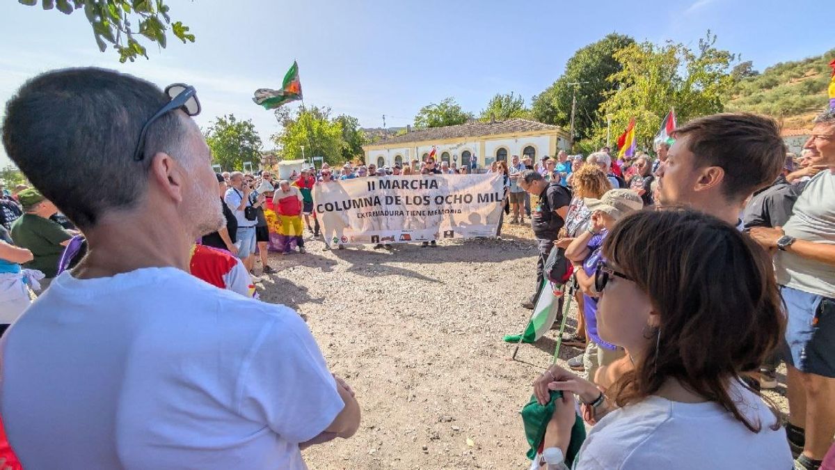 Unas mil personas recuerdan en Fuente del Arco el primer gran éxodo de la Guerra Civil