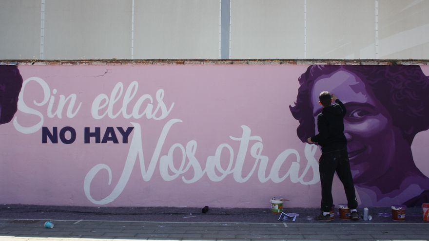 El colectivo madrileño Unlogic Crew pinta una réplica del mural feminista de Ciudad Lineal en Calahorra.