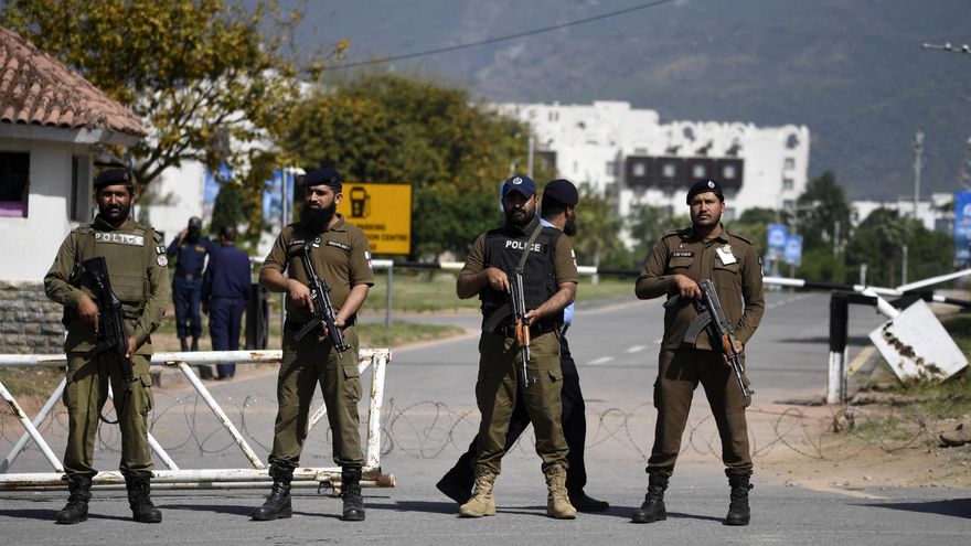 Controles del Ejército de Pakistán ante el edificio que acogió la pasada ronda de contactos entre representantes de EEUU e Irán en Islamabad.