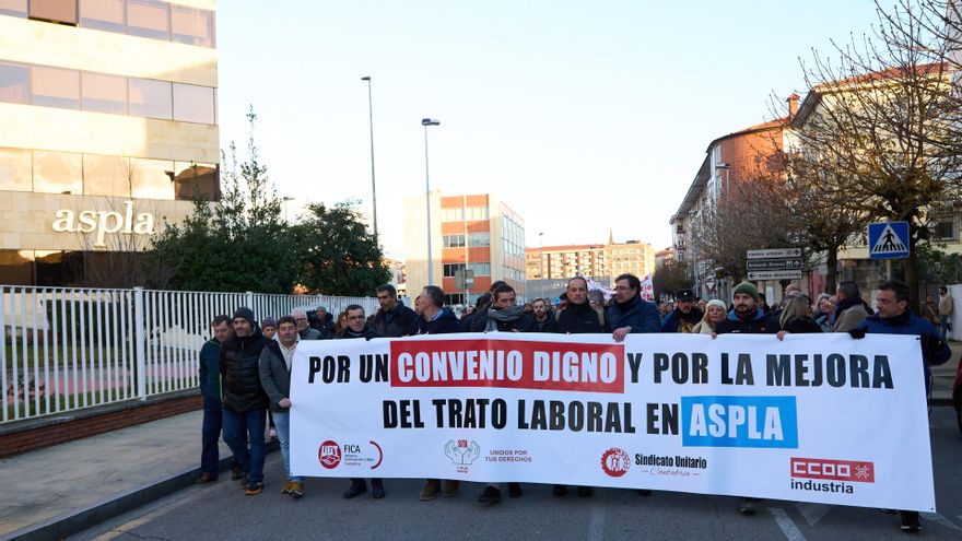 Trabajadores de la empresa Aspla en huelga junto a la empresa.