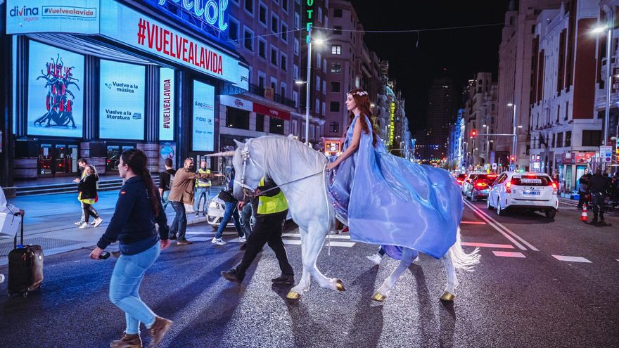 Otro momento del rodaje en la Gran Vía